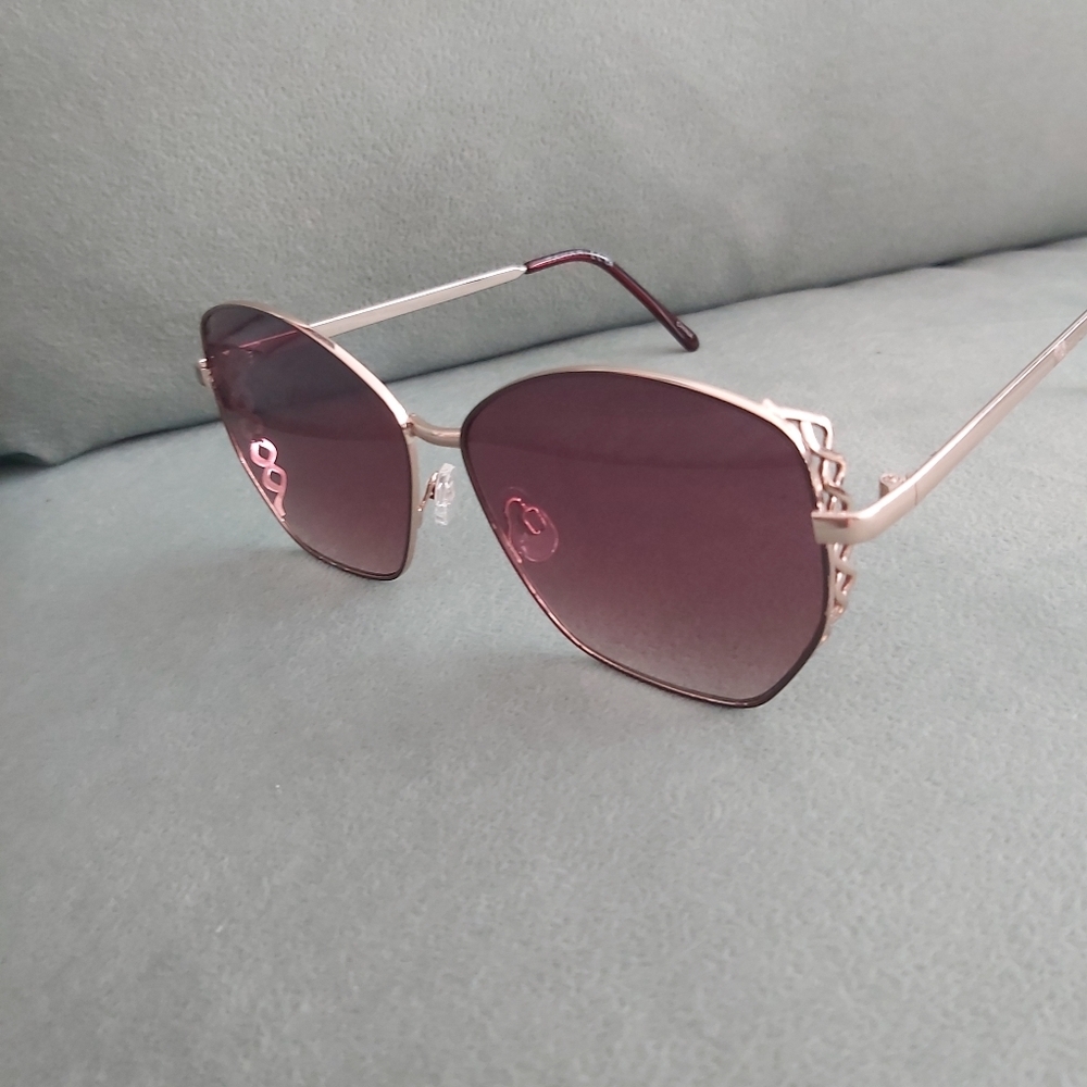Tahari Sunglasses with Beautiful Sides